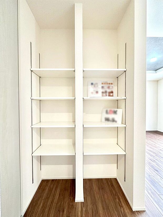 キッチン横収納!食材のストックはもちろん、日用品の収納など使い方はいろいろ!