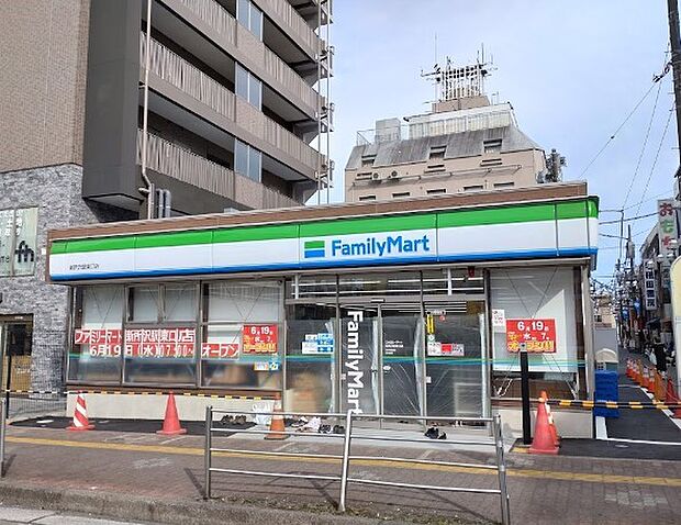 コンビニ 300m ファミリーマート 新所沢駅東口店