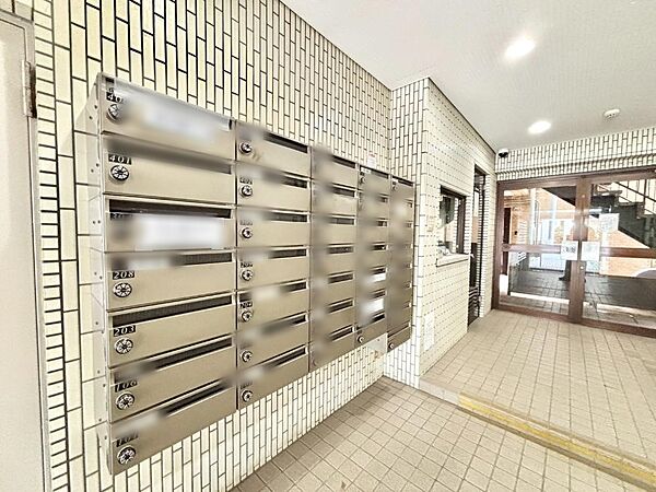 ポストはエントランス内にあるので雨に濡れず郵便が受け取れます
