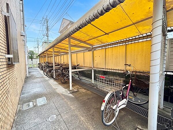 駐輪場は屋根付き