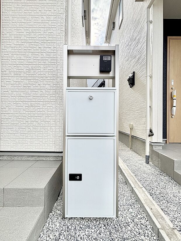 表札・インターホン・ポスト・宅配BOXをひとつに集約。エントランスになじむシンプルデザイン。