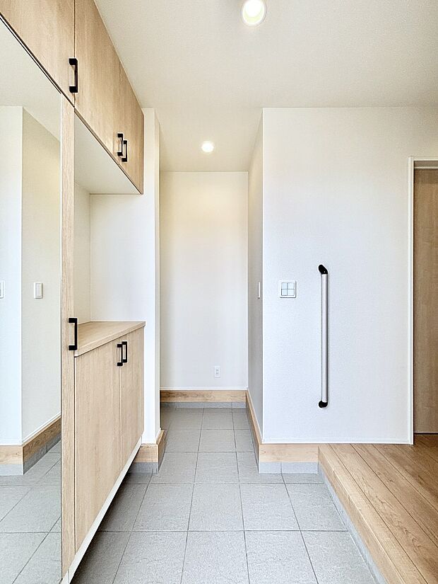 明るい玄関はお客様をお出迎えするのにぴったりです!