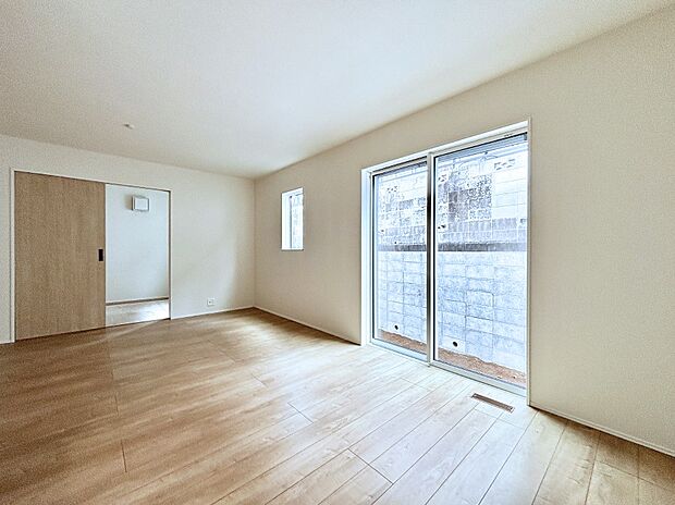 大きな窓からたっぷりの陽光と風を感じられるリビング