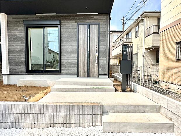 大切な家族、来客を出迎える玄関。
