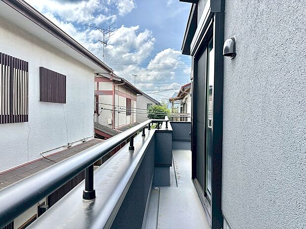 暖かな陽光が降り注ぐバルコニーはお洗濯におすすめ。爽やかな風も心地よいです。