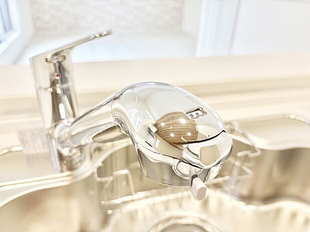 いつでも清潔なおいしいお水を。一つの水栓で水道水と浄水を使い分け。