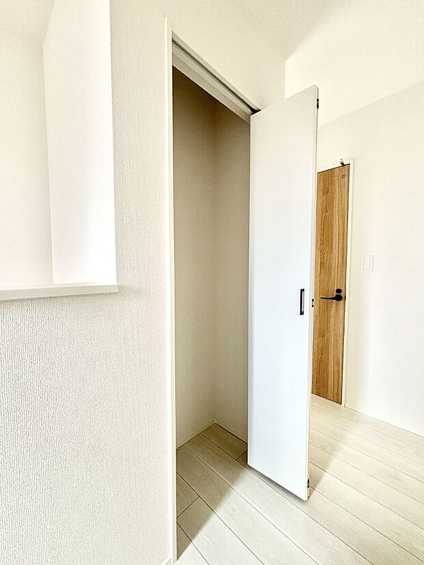 廊下収納。掃除道具や季節の小物を収納することができます。