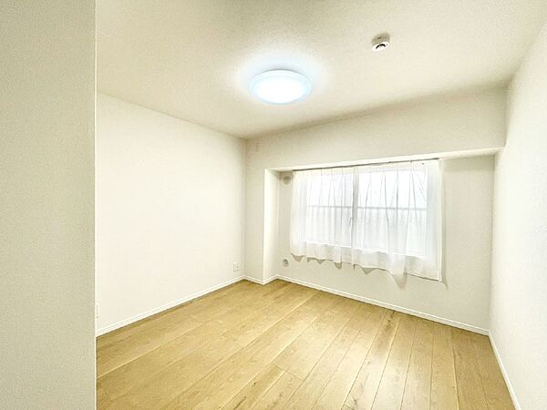 窓からのやさしい光が心地よいプライベートルーム