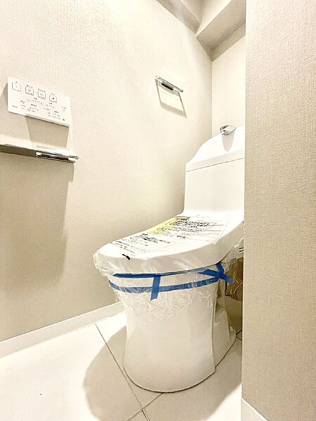 明るく清潔感のあるトイレです。