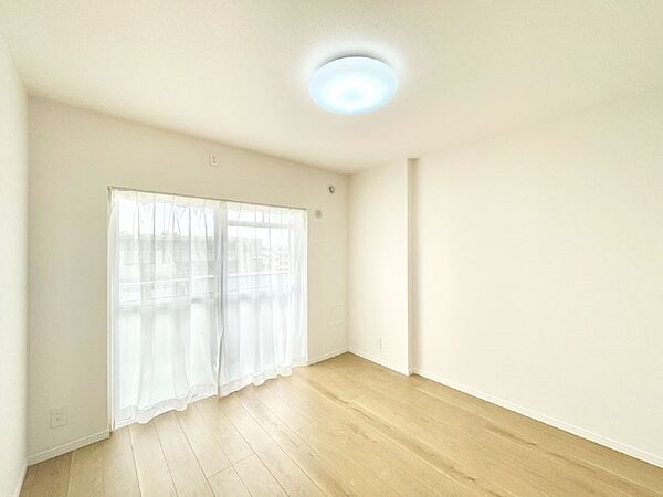 バルコニーが開放感をプラスしてくれる洋室