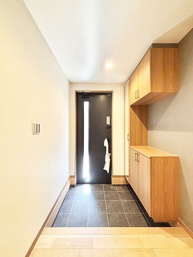 明るい玄関はお客様をお出迎えするのにぴったりです！ 