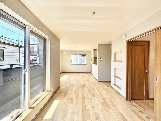 明るい陽光が注ぎ、寛ぎの雰囲気に満たされるリビング・ダイニング。 