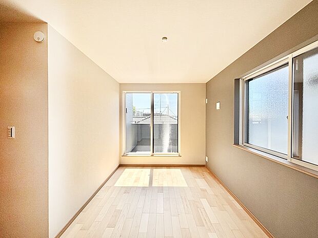 明るいバルコニーサイドに洋室を設置。目覚めの良い寝室に。 