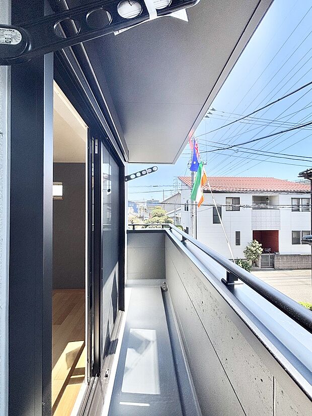 暖かな陽光が降り注ぐバルコニーはお洗濯におすすめ。爽やかな風も心地よいです。 