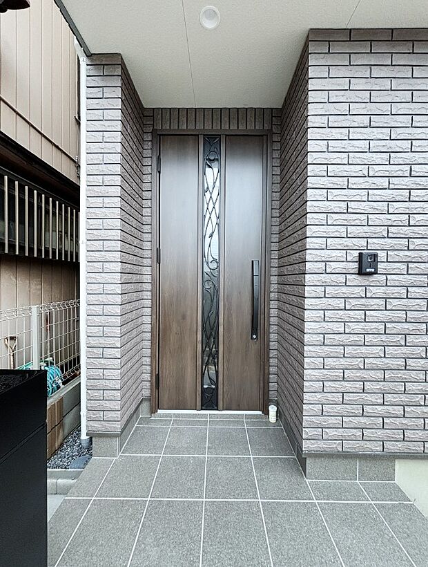 シンプルで落ち着いた雰囲気の玄関でご家族やお客様をお出迎え！