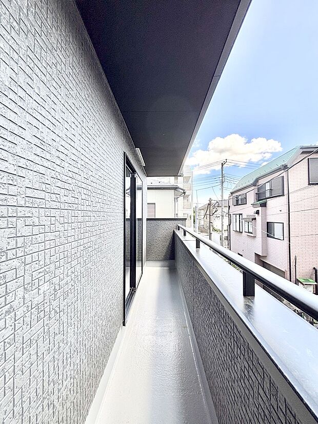 暖かな陽光が降り注ぐバルコニーはお洗濯におすすめ。爽やかな風も心地よいです。