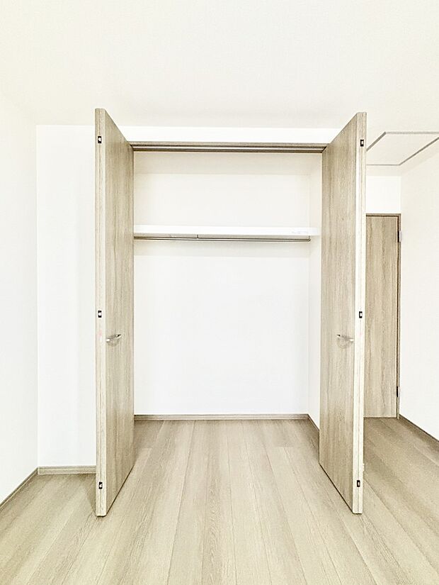洋室のクローゼット。奥行きがあるので厚手の衣類もすっきり収まります。