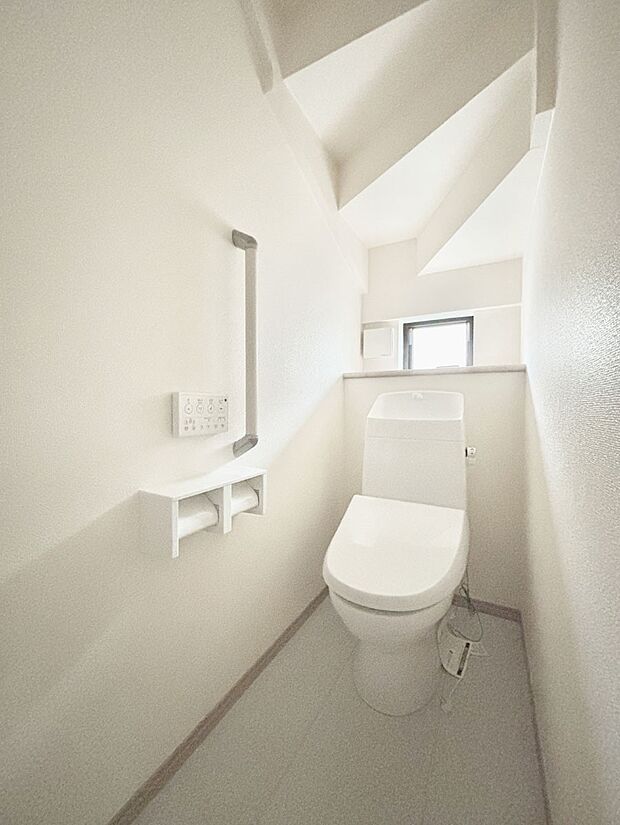 内装「無料オンライン相談」受付中!トイレは1階と2階それぞれに配置されています。