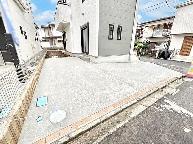 外観「無料オンライン相談」受付中!生活に欠かせない駐車スペース。