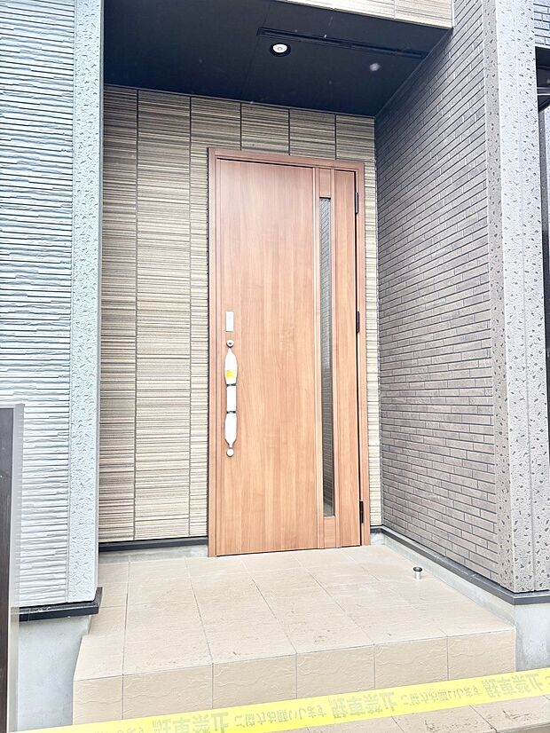 大切な家族、来客を出迎える玄関。