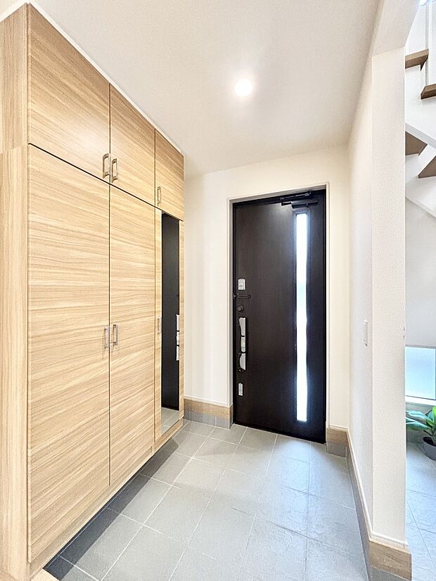 明るい玄関はお客様をお出迎えするのにぴったりです！ 