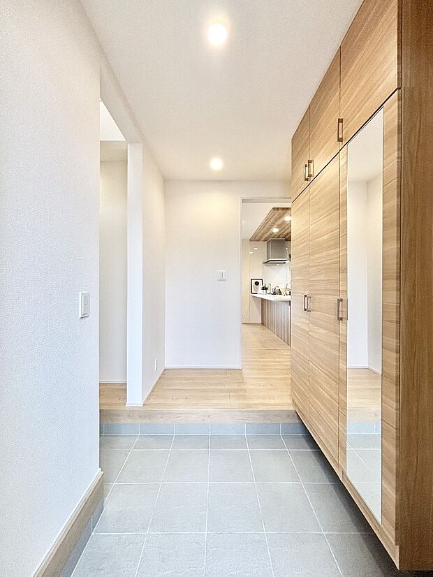 家族の帰宅やお客様をあたたかく迎える玄関  