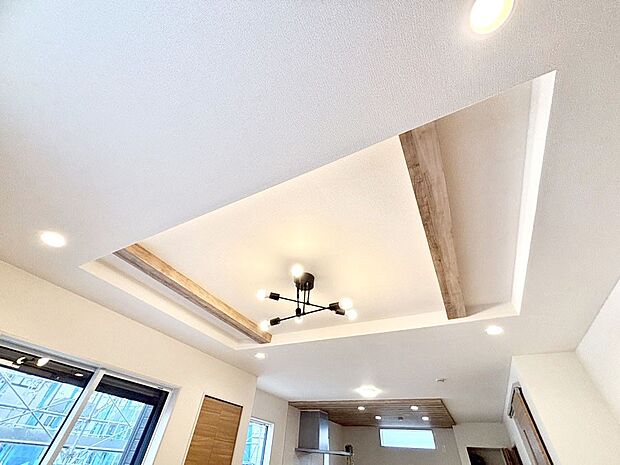 折上天井は立体的な奥行きがあるので、開放的な空間を演出できます。  