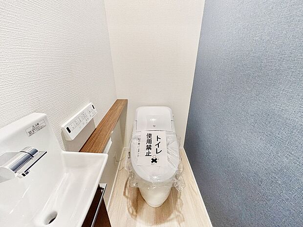明るく清潔感のあるトイレです。