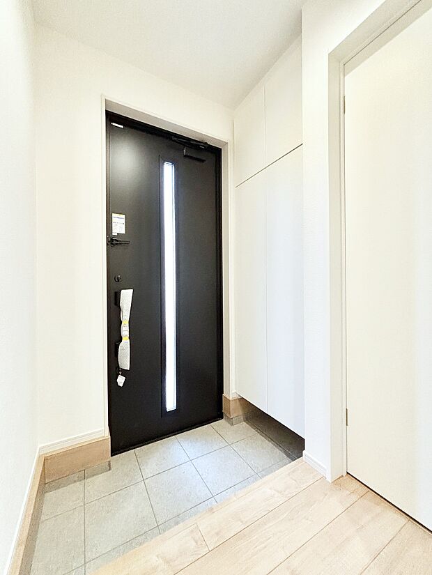 ガラススリットの入った玄関ドアが室内に光を届けてくれます