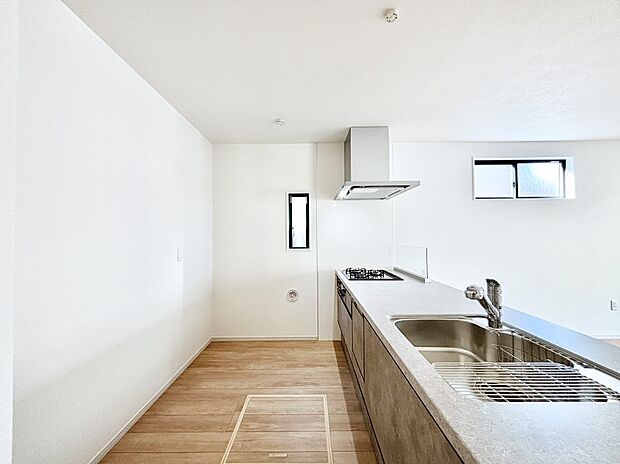 爽やかな風が通り抜けるキッチン。窓があるので明るく換気にも役立ちます。