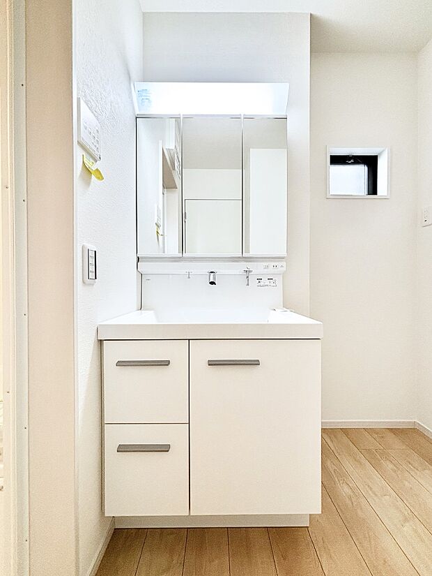 大きく見やすい三面鏡で清潔感ある洗面台は、身だしなみチェックや肌のお手入れにおすすめです。