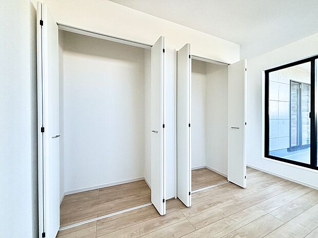 洋室のクローゼット。奥行きがあるので厚手の衣類もすっきり収まります。