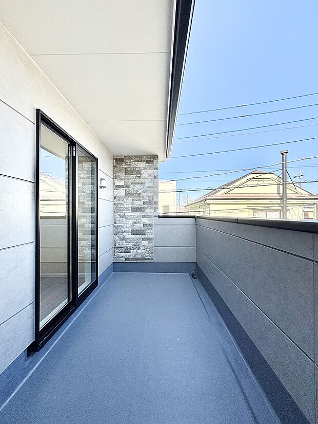 暖かな陽光が降り注ぐバルコニーはお洗濯におすすめ。爽やかな風も心地よいです。 