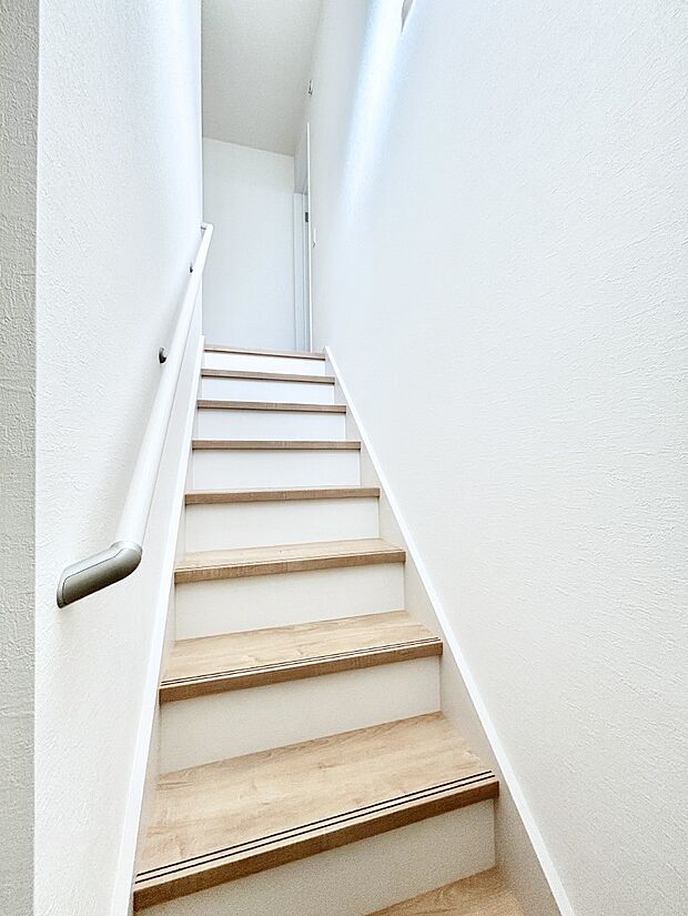 階段は手すり付きなので小さなお子さまやご高齢の方も安心です