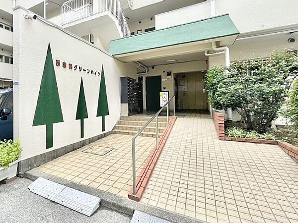 落ち着いた雰囲気のエントランス