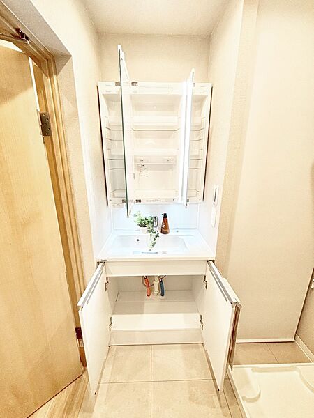 三面鏡の裏に、化粧品や衛生用品などを収納可能。洗面台をすっきりと保ちます！