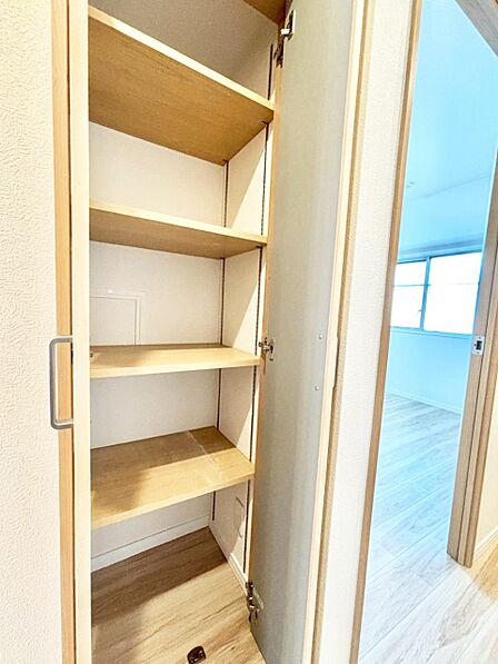 リビング収納。ここに収納があると物が集まるLDKがスッキリ片付きそうですね。