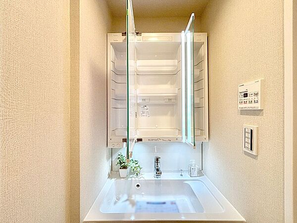 設備「無料オンライン相談」受付中！三面鏡の裏に、化粧品や衛生用品などを収納可能。