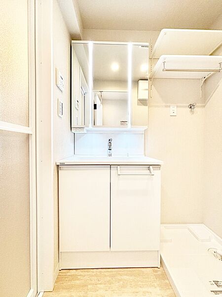 収納力と機能性に優れた洗面化粧台  　