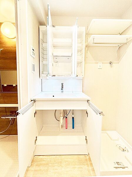 三面鏡の裏に、化粧品や衛生用品などを収納可能。洗面台をすっきりと保ちます！