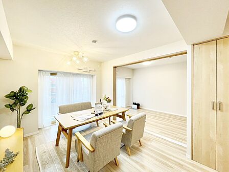 内装「無料オンライン相談」受付中！大きな窓からたっぷりの陽光と風を感じられるリビング