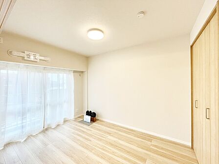 内装「無料オンライン相談」受付中！バルコニーが開放感をプラスしてくれる洋室