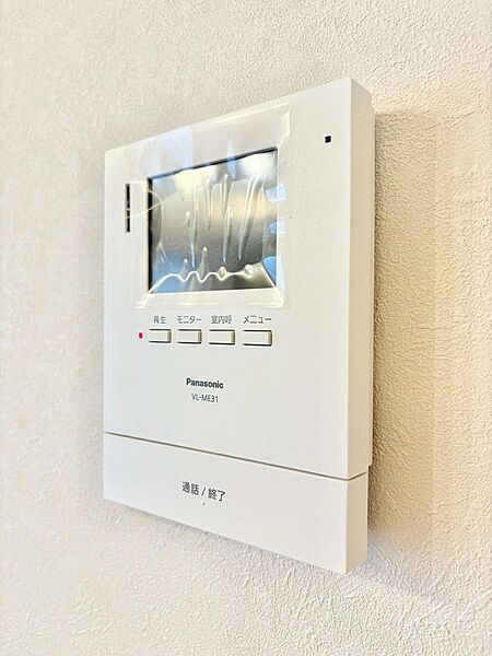 訪問者が一目でわかる安心のＴＶモニター付きインターホン。