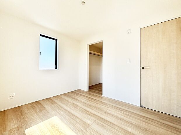 ウォークインクローゼットがあるお部屋。季節ごとの入れ替えも不要で便利です。