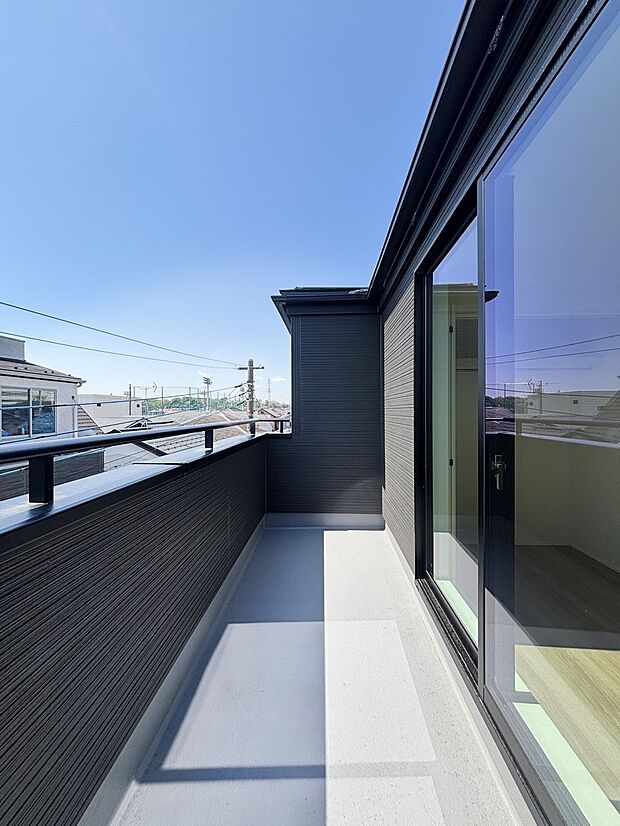 暖かな陽光が降り注ぐバルコニーはお洗濯におすすめ。爽やかな風も心地よいです。