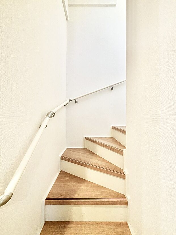 安全性を考慮し階段には手すりを設置しています