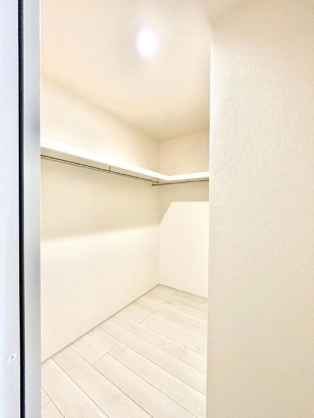 設備「無料オンライン相談」受付中!家族みんなの共有物を収納するのに便利なファミリークローク