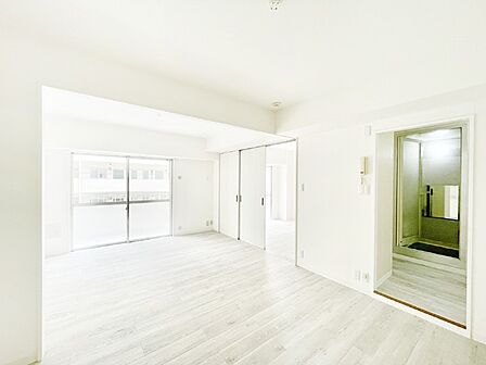 明るい陽光が注ぎ、寛ぎの雰囲気に満たされるリビングダイニング