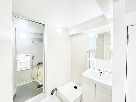 脱衣所には洗濯機置き場。脱いだ衣類もすぐお洗濯できますね！  