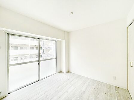 バルコニーからたっぷり入ってくる陽光がお部屋全体を優しく包み込みます！